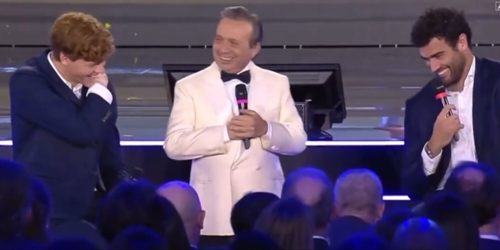 “Dispiace”, “Ma che c… dici?”: Berrettini-Sinner, scoppiano tutti a ridere