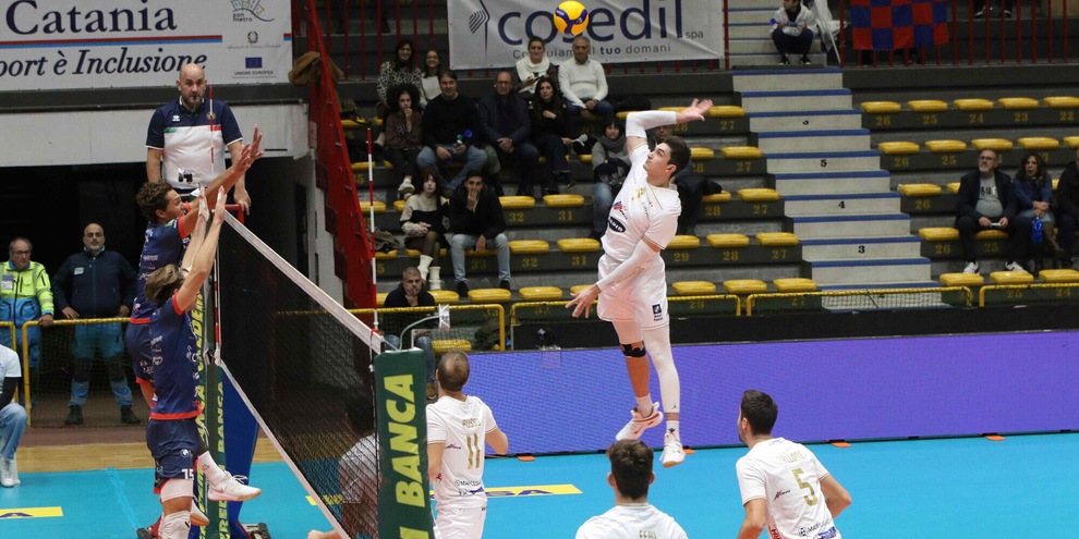 Ravenna rimonta due set e batte Acicastello