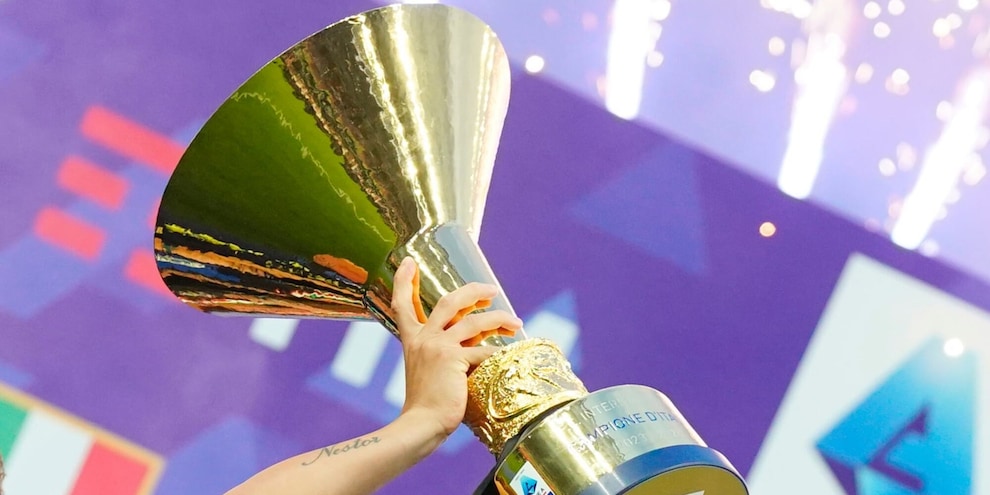 “Consegnata nel cartone”: la coppa 2006 esposta dall’Inter zimbello social