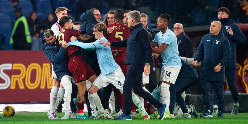 Roma-Lazio, botte da derby: scintille con Hummels, espulso Castellanos