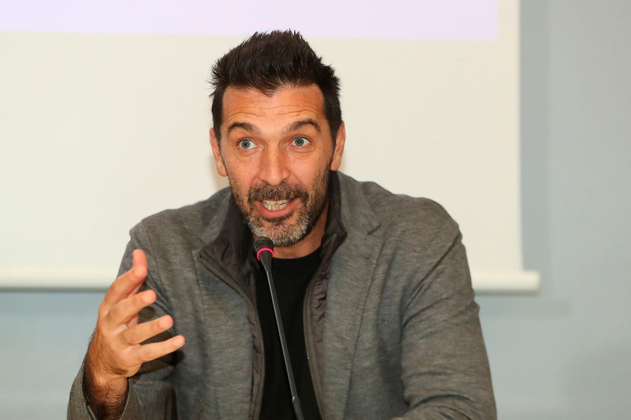 <p>“Cancelliamo lo stereotipo del calciatore ignorante”: Buffon torna tra i banchi di scuola</p>