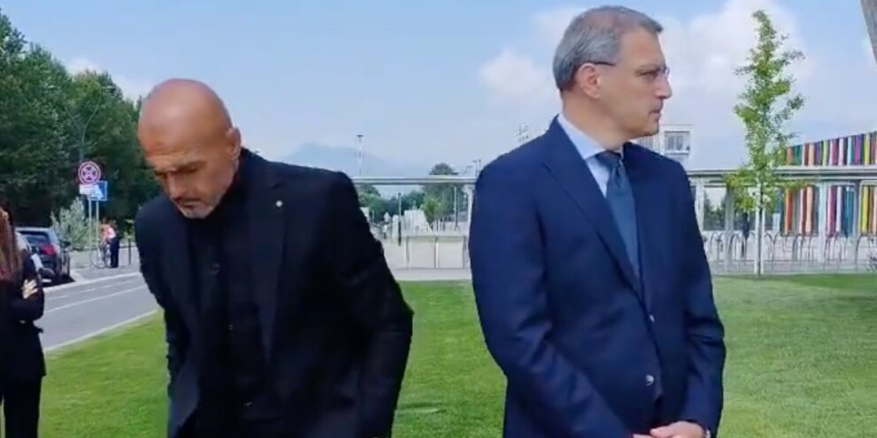 <p>“Venite, mischiamoci”: Spalletti e Comolli, la mimica dice tutto. E fa male alla Juve</p>