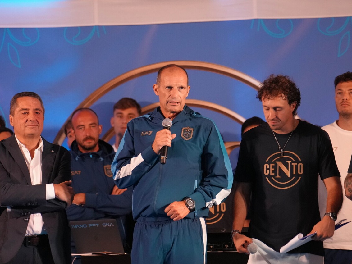 <p>"Chi non salta è juventino", Allegri e la reazione al coro dei tifosi Napoli a Dimaro</p>