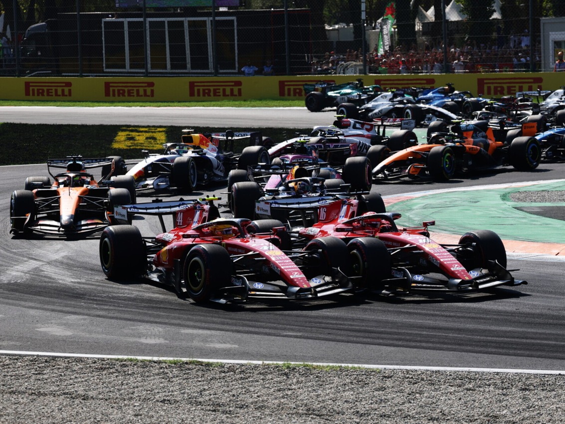 "Mi ha spinto fuori", tensione Leclerc-Hamilton: caos Ferrari, l'incidente e quel precedente del 2020