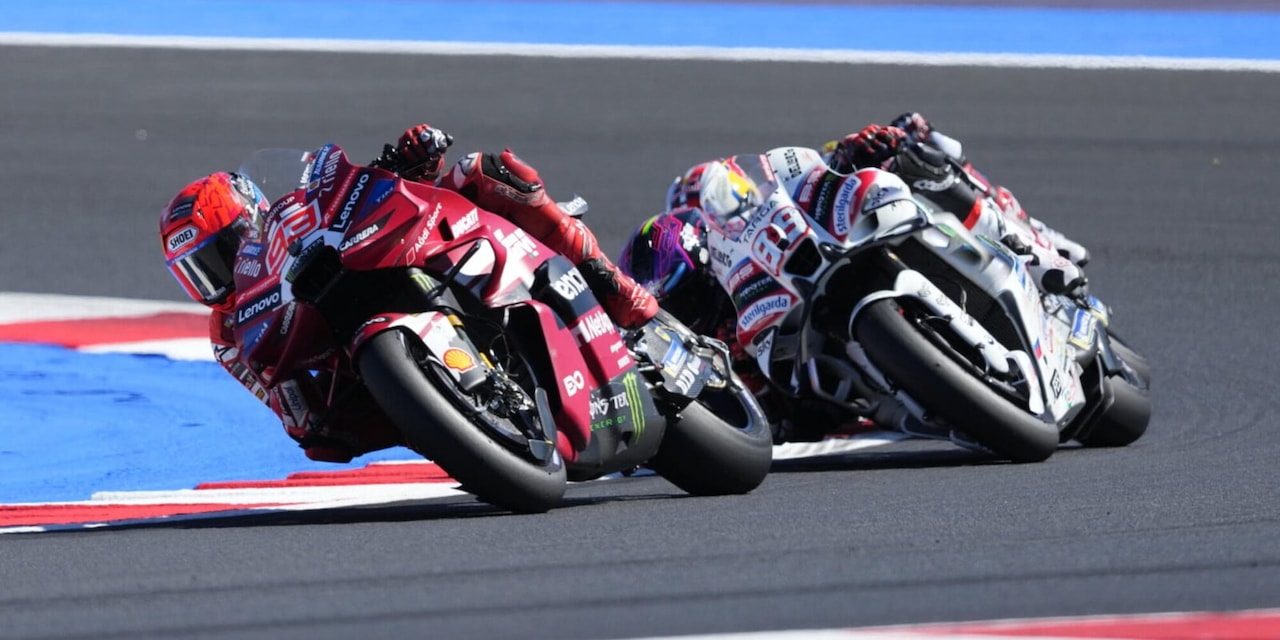 Marquez show a Misano, Marc trionfa davanti ad Alex. Bezzecchi subito out, Acosta completa il podio