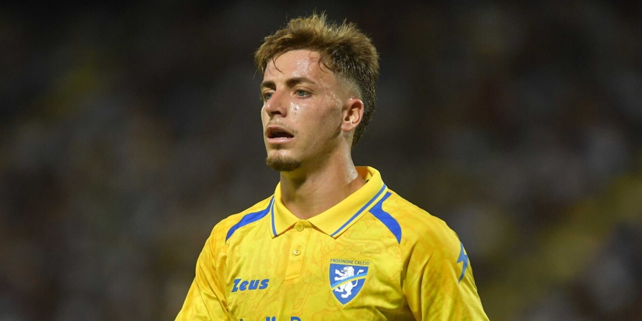 <p>Cichella, l'U21 scopre un altro talento del Frosinone: "Cresciuto nella Roma, tra De Rossi e...Barella"</p>