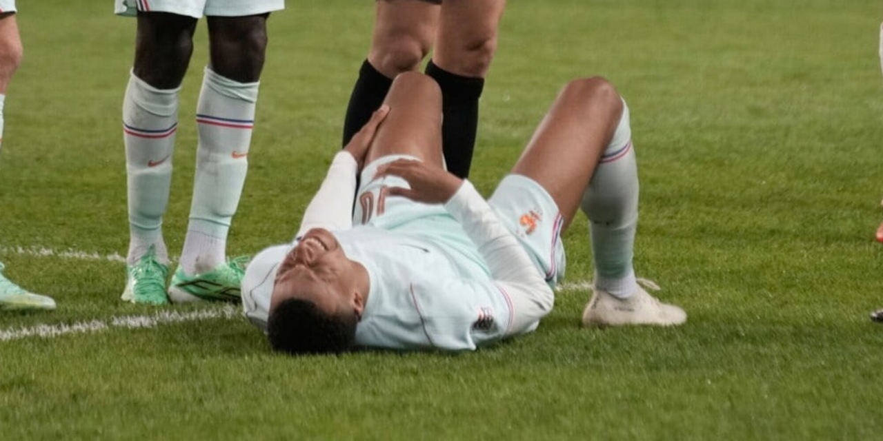 <p>Mbappé infortunato, ko al ginocchio e ansia Real: torna in Spagna e salta l'Italia, le condizioni</p>