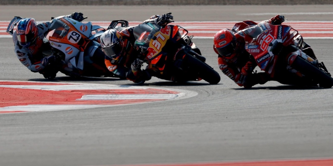 <p>Bezzecchi domina in Indonesia: Martin supera Marquez in vetta. Tripletta Aprilia</p>