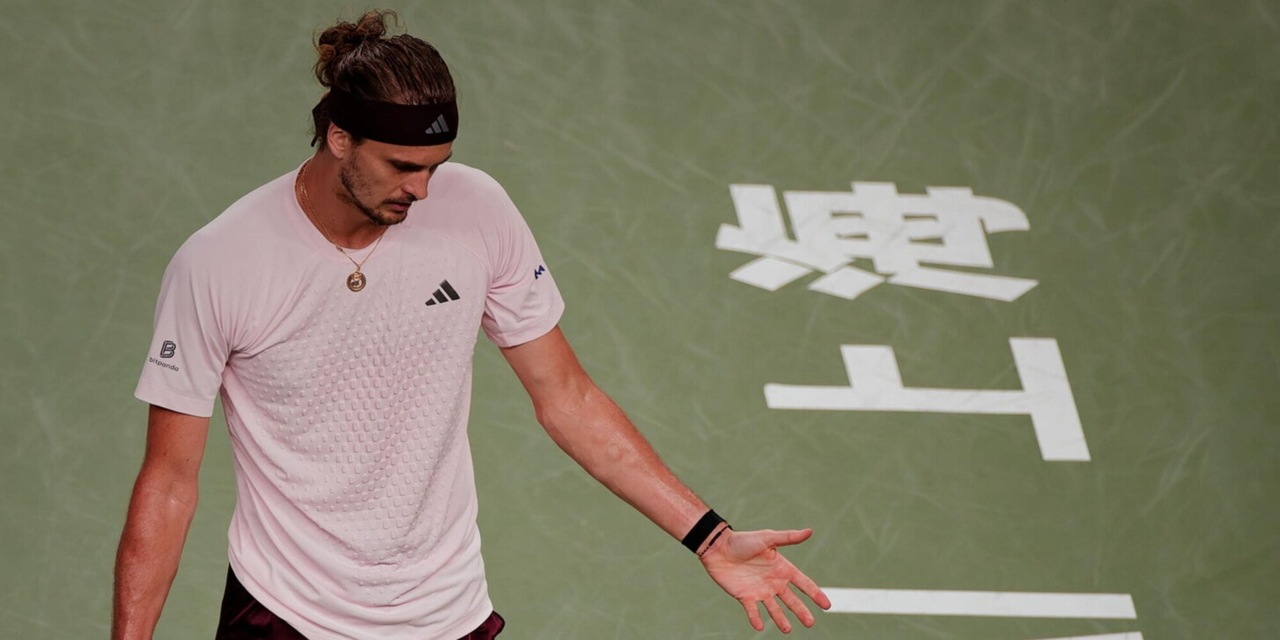 Zverev crolla con Davidovich Fokina e saluta Shanghai: Sinner sorride, ecco perché