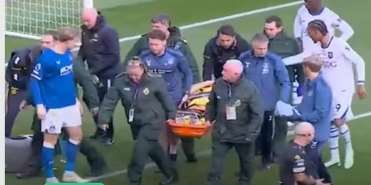 Che paura per Dibu Martinez: scontro durissimo durante Everton-Chelsea, portato via in barella