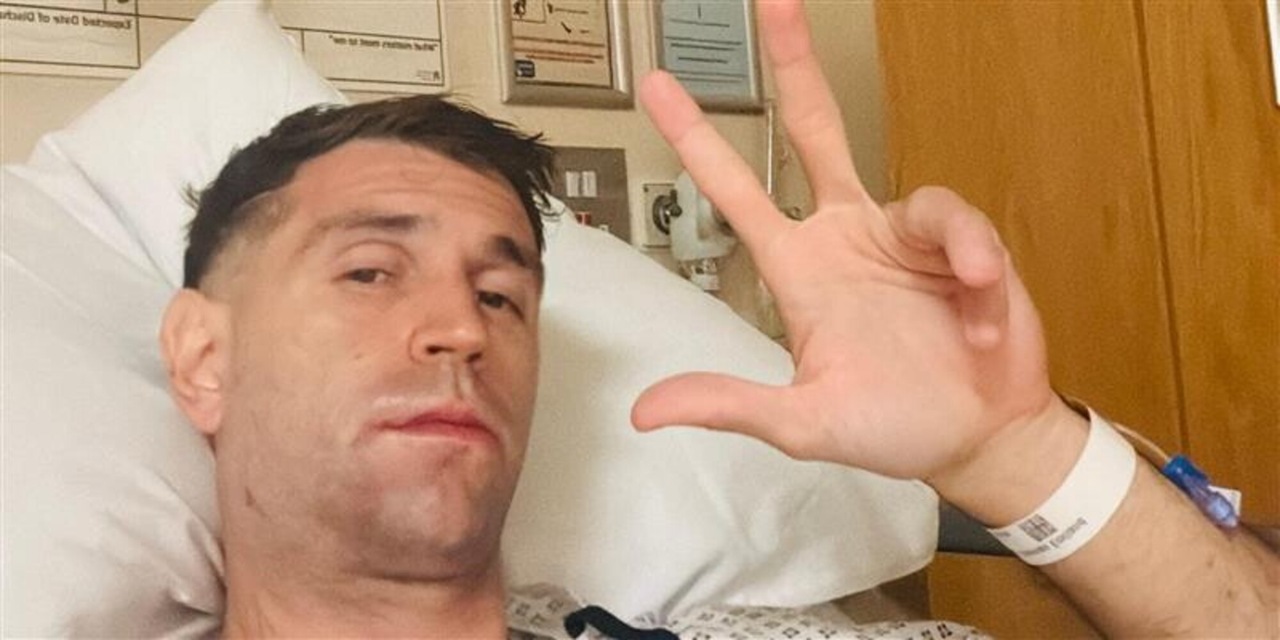 <p>Dibu Martinez operato dopo lo shock, annuncio dall'ospedale: "Ecco quando torno"</p>