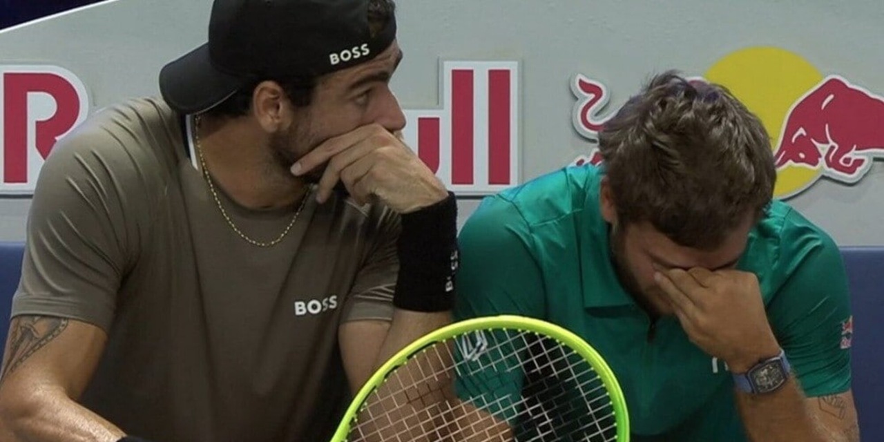 Cobolli infortunato e in lacrime: si ritira dal torneo di Vienna, Berrettini lo consola. Cosa è successo