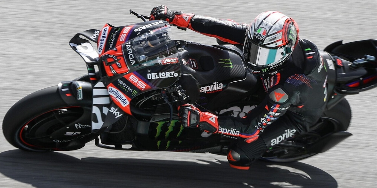 Sprint Malesia: trionfa Acosta, Marc Marquez e Bezzecchi sul podio. Alex cade dopo la pole