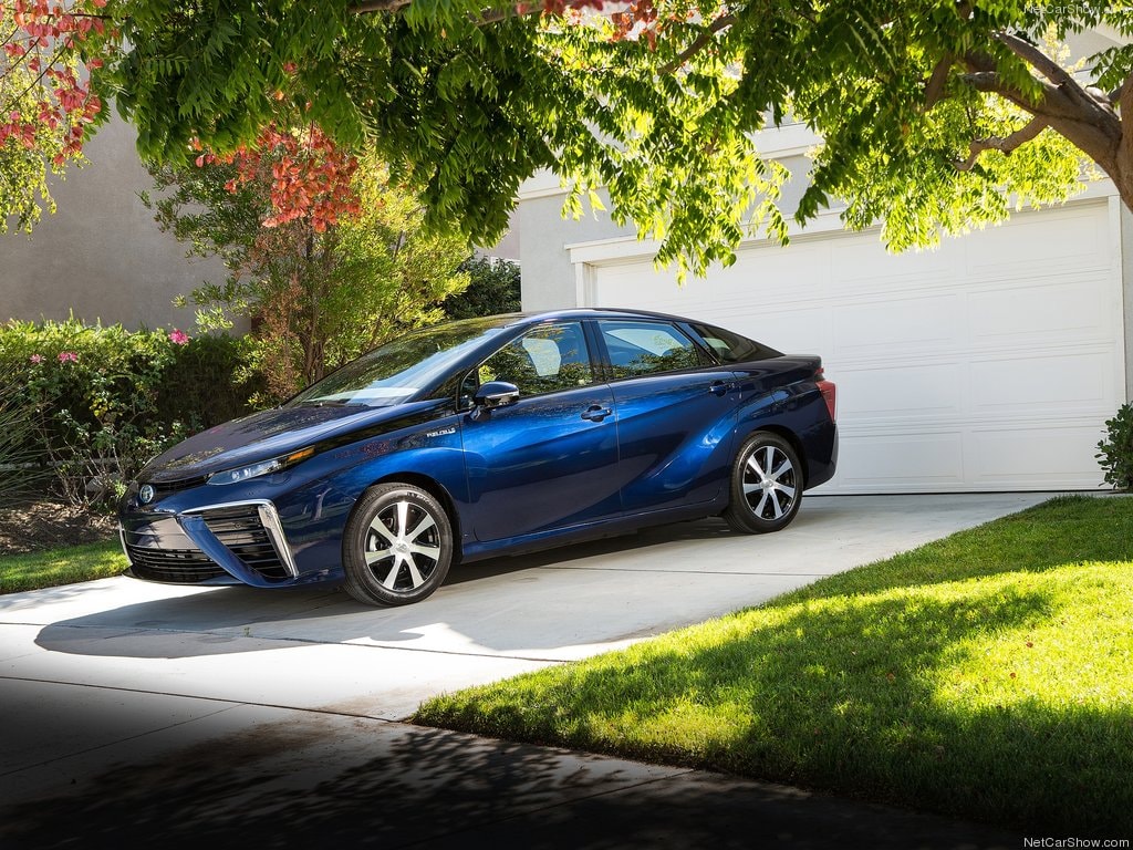 Toyota Mirai, immagini della berlina a idrogeno