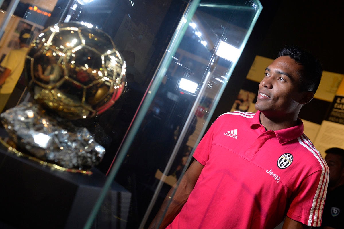 Alex Sandro scopre il mondo Juve