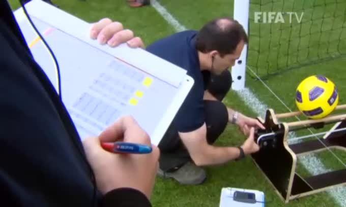 Svolta nel calcio: sarà sperimentata la moviola in campo