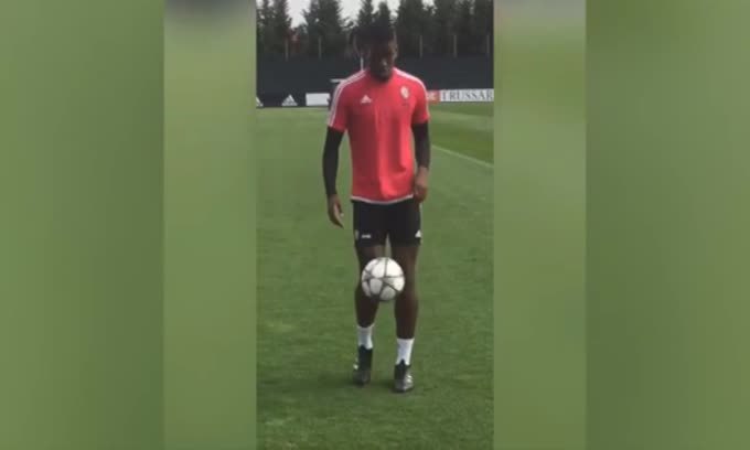 A Vinovo Pogba palleggia e si diverte