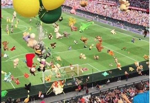 I tifosi del Den Haag commuovo il mondo con i peluche per i bambini