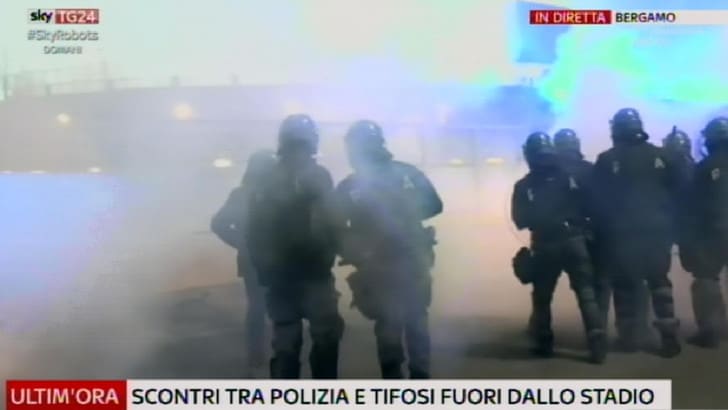 Risultati immagini per fumogeno disordini romanisti atalanta roma