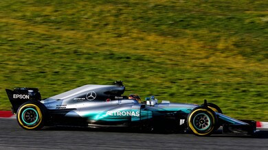 F1, test Barcellona: Hamilton primo all'intervallo