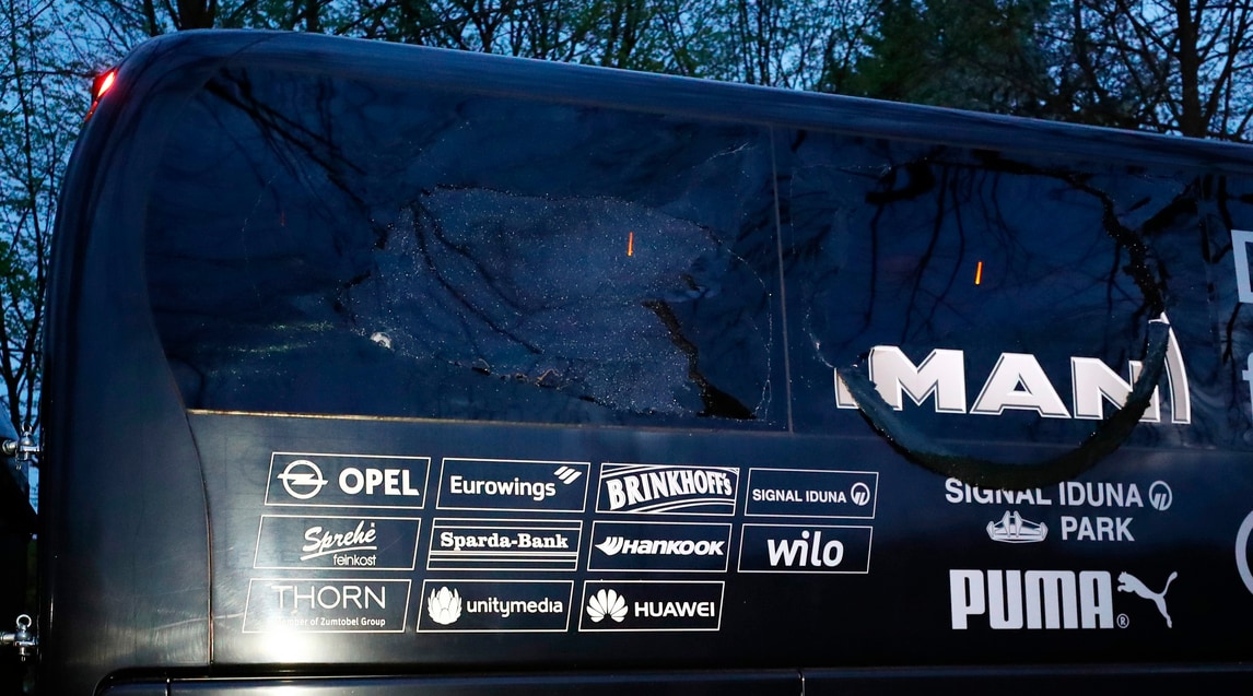 Il bus del Borussia Dortmund dopo le esplosioni