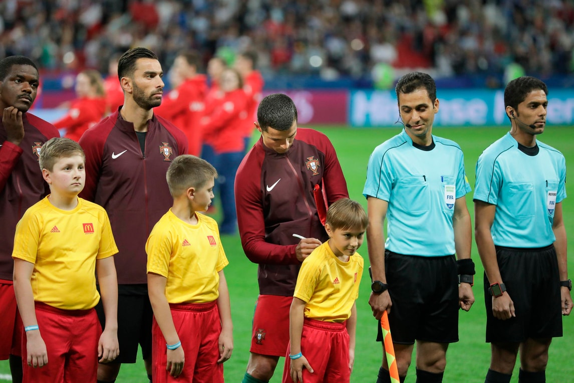 Portogallo-Cile, Ronaldo accontenta il bambino: autografo durante gli inni