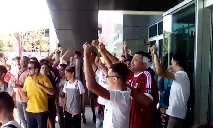 Casa Milan, i tifosi attendono l'arrivo di Bonucci