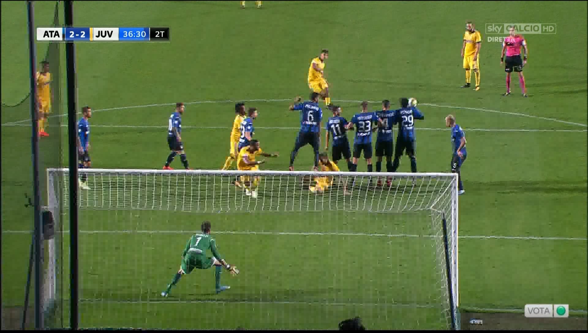 Atalanta-Juventus, Petagna la tocca in area: è rigore