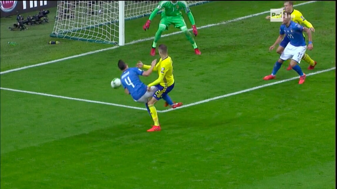 Darmian atterrato in area: l'arbitro non concede il penalty