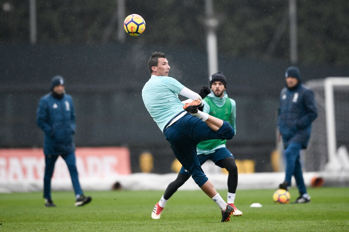 Juventus, allenamento sotto la pioggia. Mandzukic show e Pinsoglio...