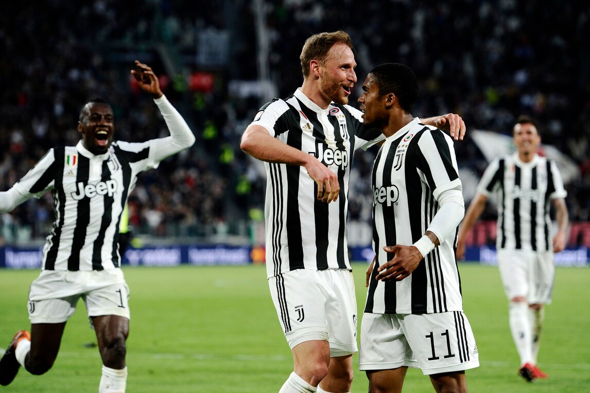 Douglas Costa è pazzesco, spacca la partita e trascina la Juventus