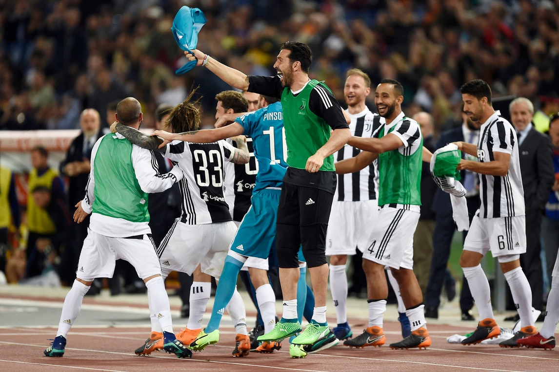 La Juventus festeggia all'Olimpico: la gioia al fischio finale