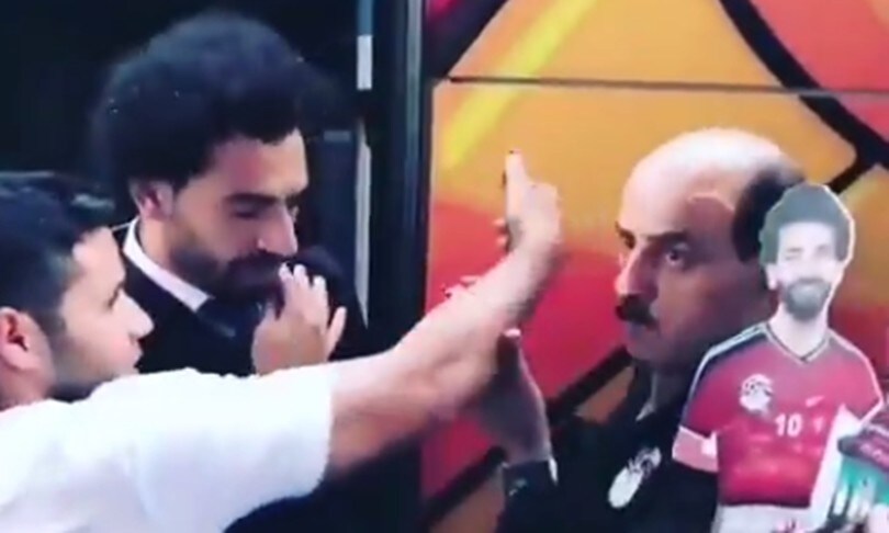 Salah, il tifoso fa come Sergio Ramos e viene subito bloccato dalla sicurezza