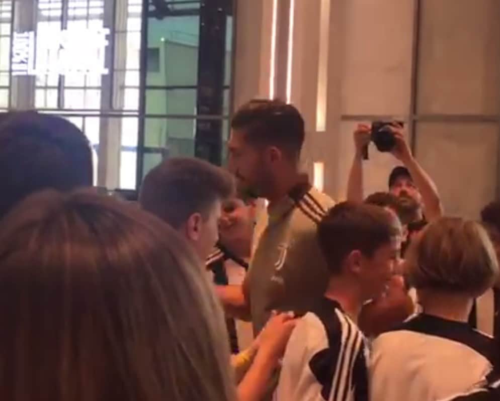 Emre Can allo Juventus Store