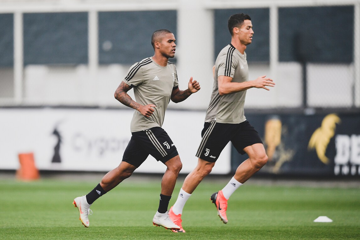 La Juventus torna ad allenarsi: c'è anche Douglas Costa