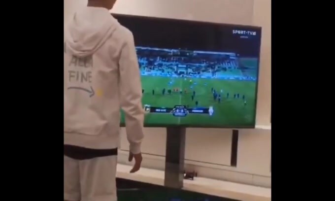 Ronaldo spegne la tv col fucile