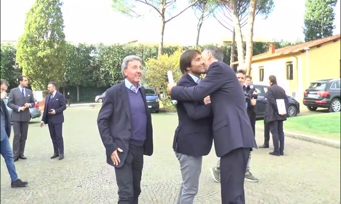 Conte davanti alla sede dell'Inter