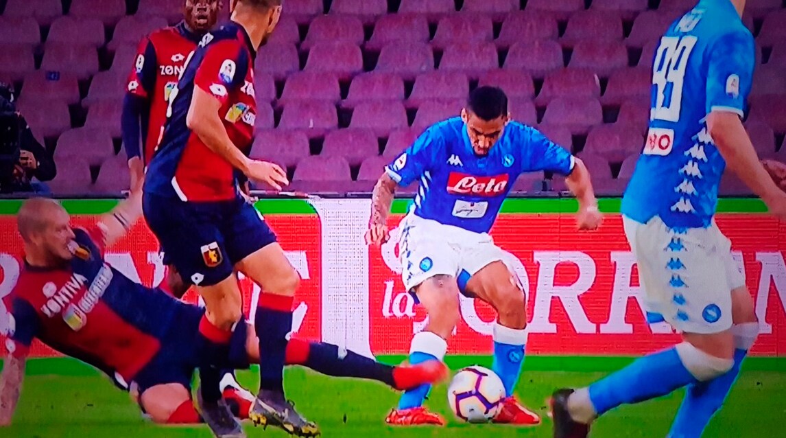 Napoli-Genoa, Sturaro entra duro su Allan: espulso