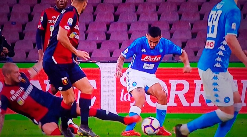 Napoli-Genoa, Sturaro entra duro su Allan: espulso