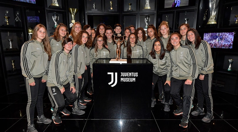 Juve femminile, il trofeo della Women's Cup nel Museum