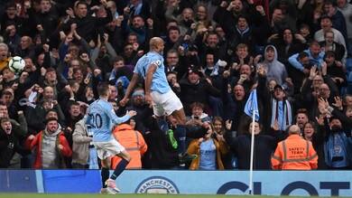 Che gol per Kompany! Il City torna primo grazie al suo capitano