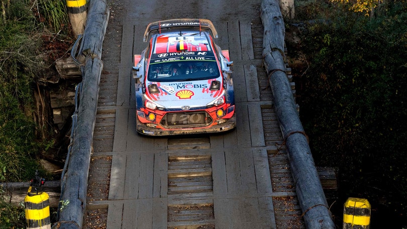 Rally Cile: al comando Tanak in testa, ritiro per Neuville