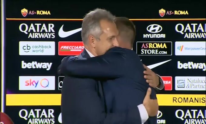 Roma, De Rossi abbraccia i compagni uno per uno