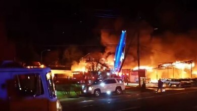 Incendio su un set HBO, distrutte 50 automobili - Il Video