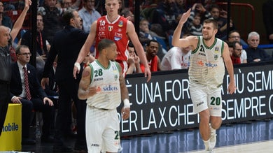 L'Olimpia Milano perde Gara-1 contro Avellino. Brindisi ko a Sassari