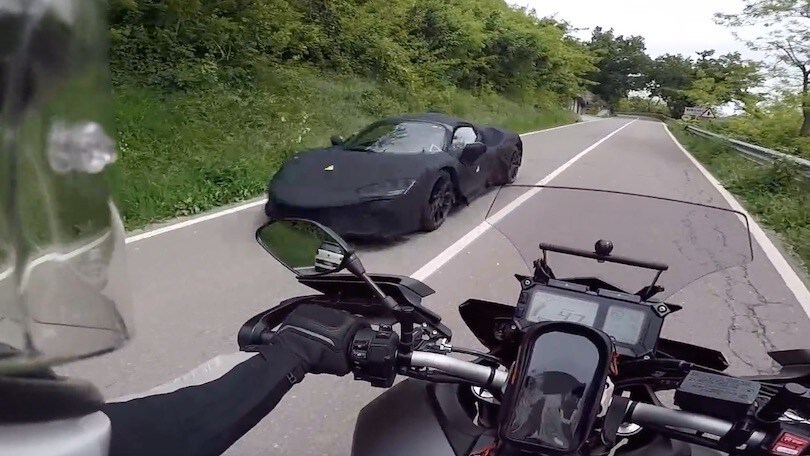 Ferrari ibrida avvistata su strada prima del debutto, il video