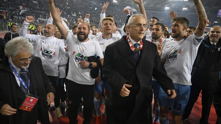 Festa a Formello, Lotito ai tifosi: «Inzaghi rimane alla Lazio»