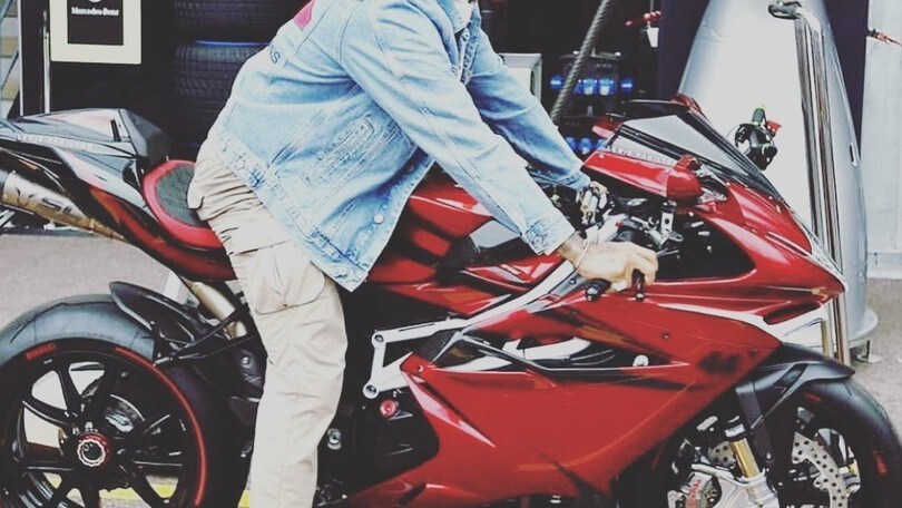 Hamilton, che sfilata a Montecarlo con la MV Agusta
