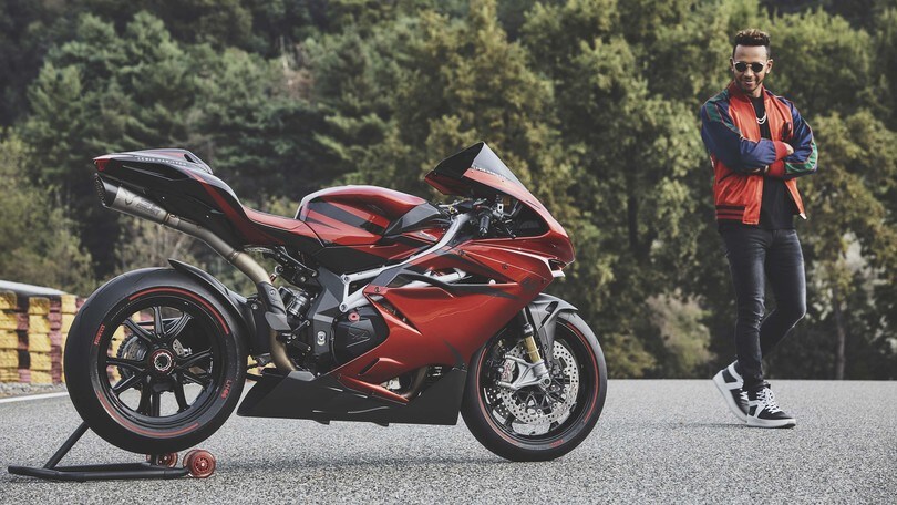 Hamilton, che sfilata a Montecarlo con la MV Agusta