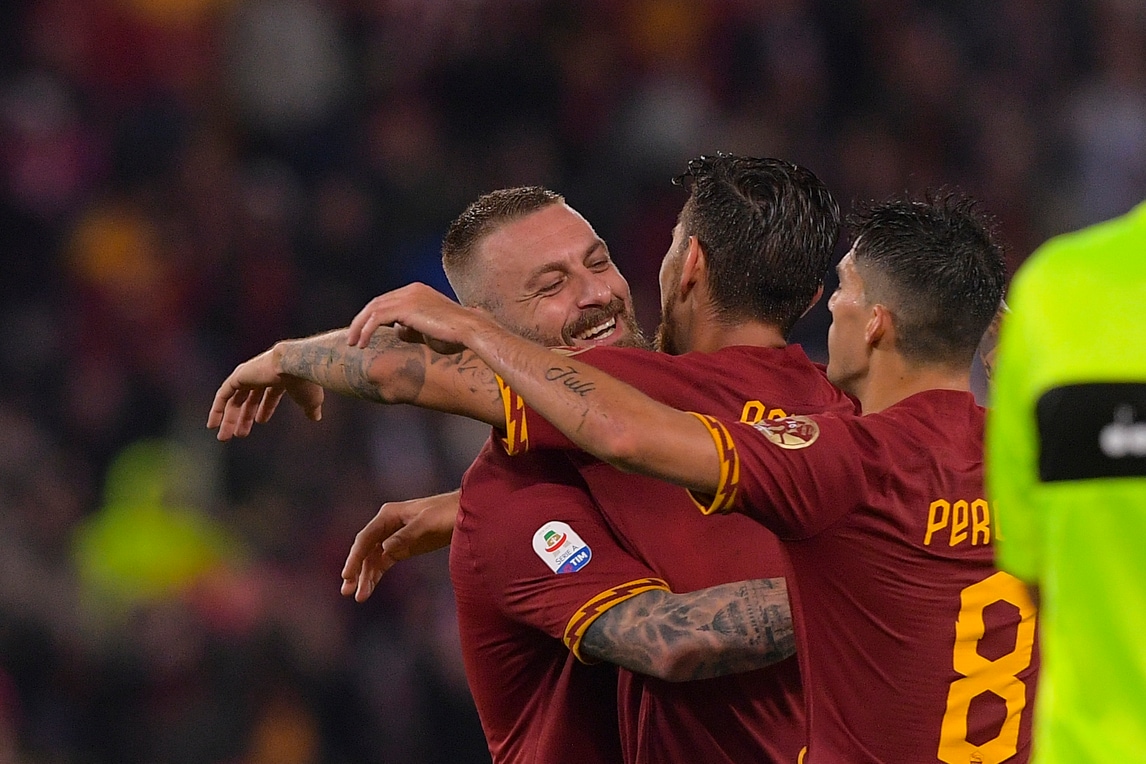 Roma, Pellegrini e Perotti segnano e poi festeggiano con De Rossi